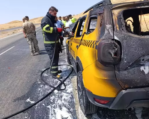 Silvan Yolu’nda Seyir Halindeki Taksi Alev Aldı