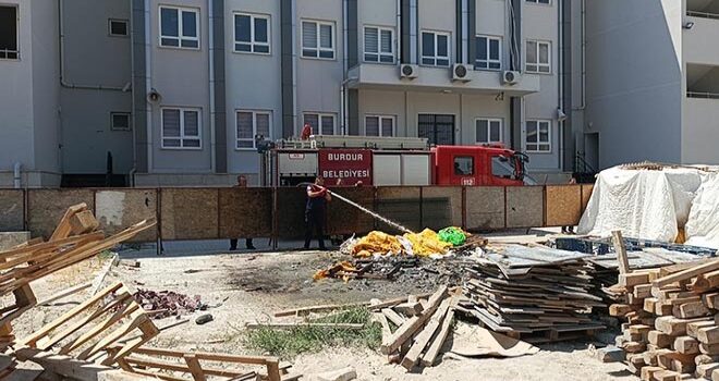 Burdur’da İnşaat Bahçesinde Çıkan Yangın Korkuttu