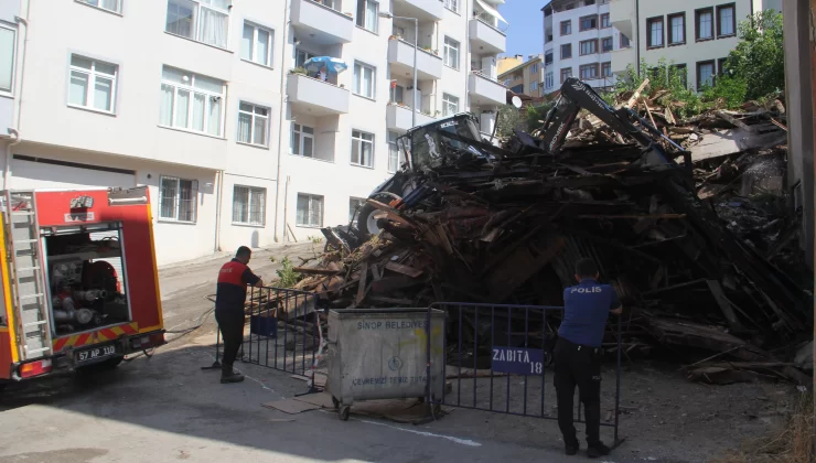 Sinop’ta Tarihi 150 Yıllık Metruk Bina Çöktü, Can Kaybı Yok