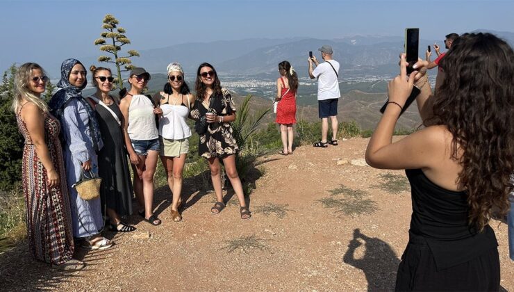Antalya’da 30 Yılda Bir Açan “Sabır Çiçeği” Agave, Turistlerin İlgi Odağı Oldu