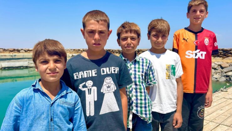 Van Gölü’nün Sodalı Suyu Çocukların Saçını Sarıya Çevirdi