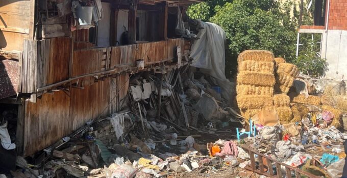 Burdur Bucak’ta Yaşlı Çiftin Evinden 20 Kamyon Çöp Çıkarıldı: Kötü Koku Şikayeti Mahalleyi Tedirgin Etti