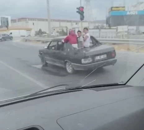 Hatay’da Arka Camı Olmayan TOFAŞ’ta Tehlikeli Yolculuk: Sürücüye 7 Bin TL Ceza