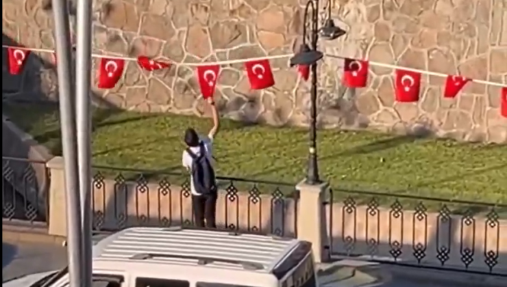 Çankırı’da Küçük Çocuk Ters Dönmüş Türk Bayraklarını Tek Tek Düzeltti