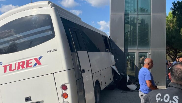 Tekirdağ’da Servis Aracı Beton Direğe Çarptı: 16 İşçi Yaralandı