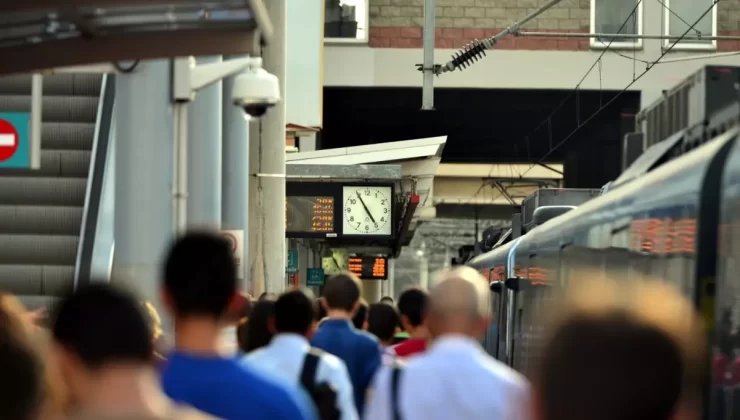 Memurlar İş Bıraktı: Türkiye Genelinde Ulaşım ve Kamu Hizmetleri Durdu