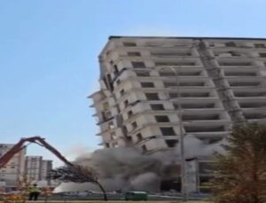 Kahramanmaraş’ta Deprem Hasarlı 13 Katlı Bina Kontrollü Yıkıldı