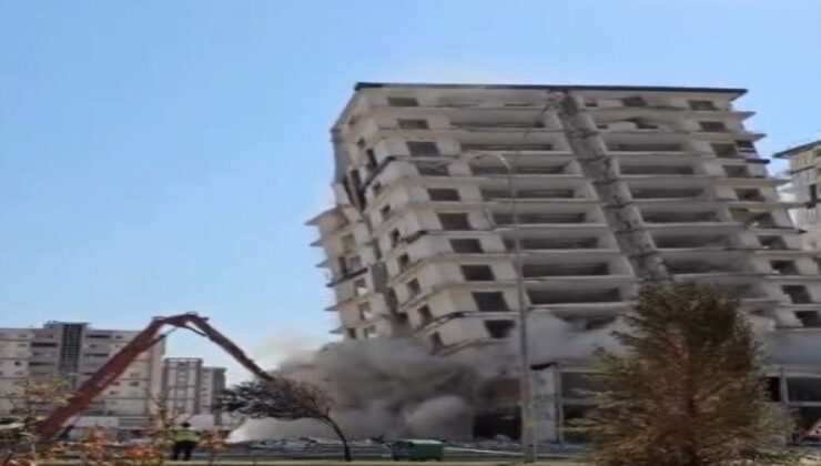 Kahramanmaraş’ta Deprem Hasarlı 13 Katlı Bina Kontrollü Yıkıldı