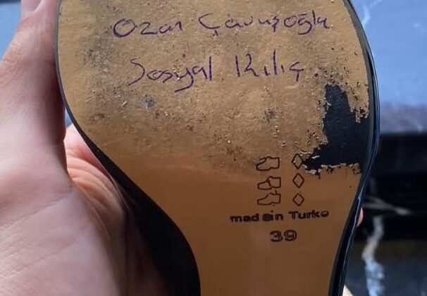 CHP Gençliğinden Çerçioğlu’na “Topuklu Ayakkabı” ile Sert Protesto: “Kırık Topuklu!”