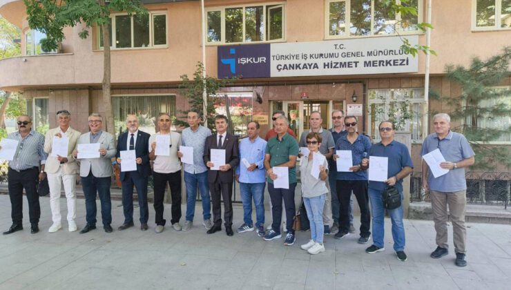 Emekli Astsubaylardan İŞKUR Önünde Sessiz Tepki: “Geçinemiyoruz, Hakkımızı Arıyoruz”
