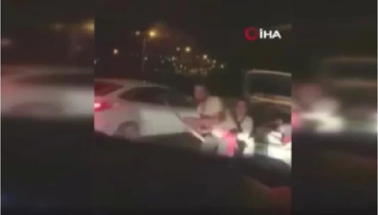 Trafikte Baba-Oğul Baltayla Araca Saldırdı