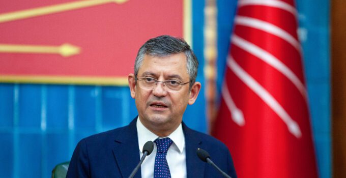 Özgür Özel : “CHP geliyor, Tam bağımsız,Türkiye geliyor.”