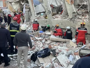 Kocaeli’de 6 Katlı Bina Çöktü: Enkaz Altında 5 Kişilik Ailenin Olduğu Tahmin Ediliyor