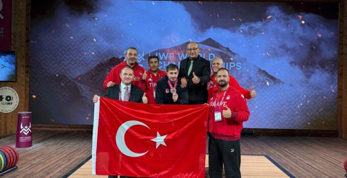 Halterde madalya sevinci: dünya rekoru kırdı