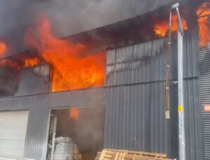 Beylikdüzü Organize Sanayi Bölgesi’nde Fabrika Yangını: İtfaiye Ekipleri Seferber Oldu
