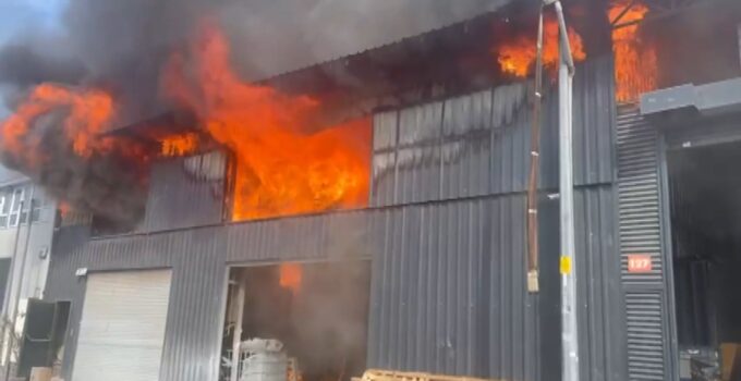 Beylikdüzü Organize Sanayi Bölgesi’nde Fabrika Yangını: İtfaiye Ekipleri Seferber Oldu