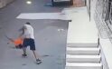 Çocuğu Ayak Bileğinden Tutup Yere Fırlattı