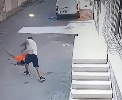 Çocuğu Ayak Bileğinden Tutup Yere Fırlattı