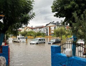 Muğla Fethiye’de Sağanak Yağış: Vatandaşlar Yolda Botla İlerledi