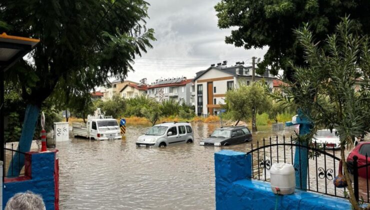 Muğla Fethiye’de Sağanak Yağış: Vatandaşlar Yolda Botla İlerledi