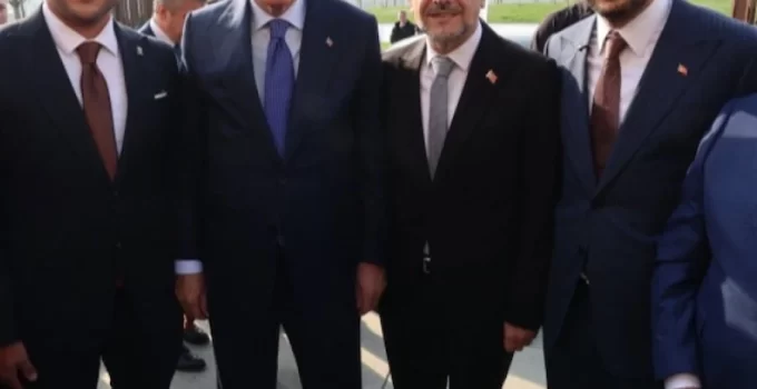 CHP’den AKP’ye Geçti: Rozetini Erdoğan Taktı