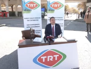 CHP’li Umut Akdoğan, Bina Önünde Kurduğu Stüdyodan TRT Canlı Yayını Yaptı