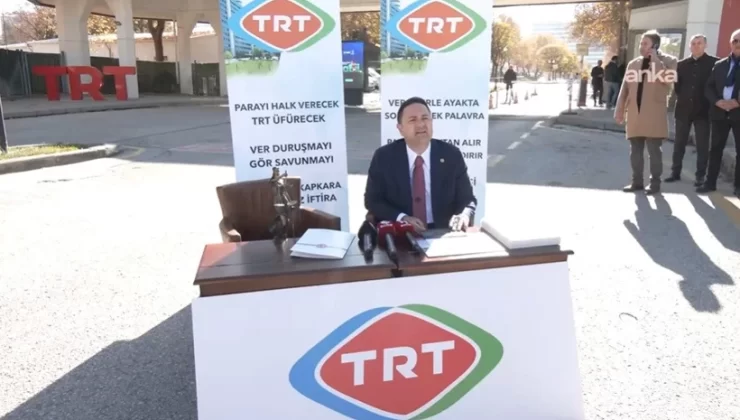 CHP’li Umut Akdoğan, Bina Önünde Kurduğu Stüdyodan TRT Canlı Yayını Yaptı