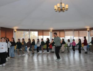 Van Büyükşehir Belediyesi Halk Oyunları Kültürünü Yaşatıyor