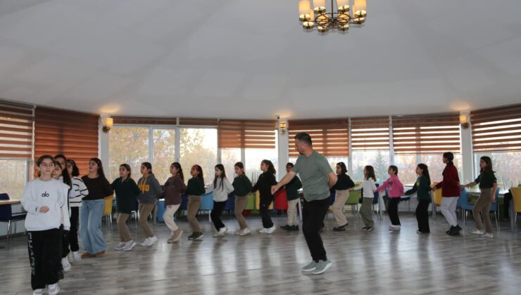 Van Büyükşehir Belediyesi Halk Oyunları Kültürünü Yaşatıyor