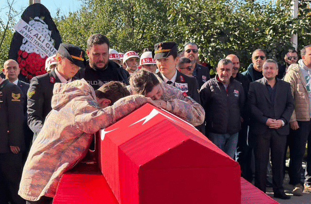 Şehit İlker Aykut’un Cenazesinde Anne ve Oğlunun Feryadı Yürekleri Dağladı