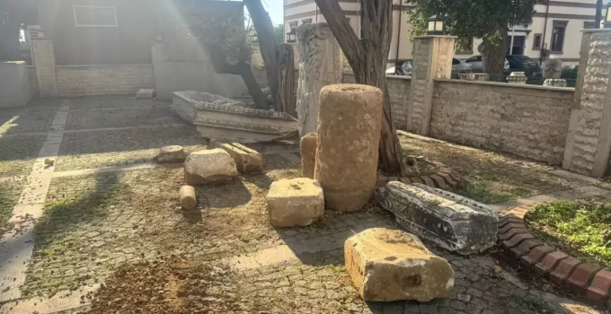 Erdek’te Altyapı Çalışmasında Bin Yıllık Bizans Sütunları Keşfedildi