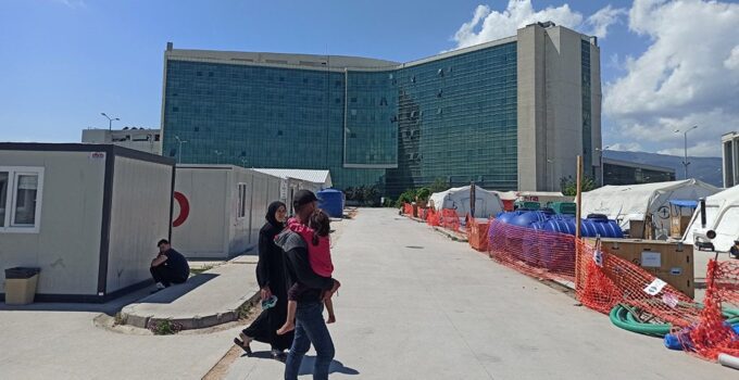 Hatay’da Bin Günü Aştı: Deprem Sonrası Eğitim, Sağlık ve Temel İhtiyaç Krizi Sürüyor