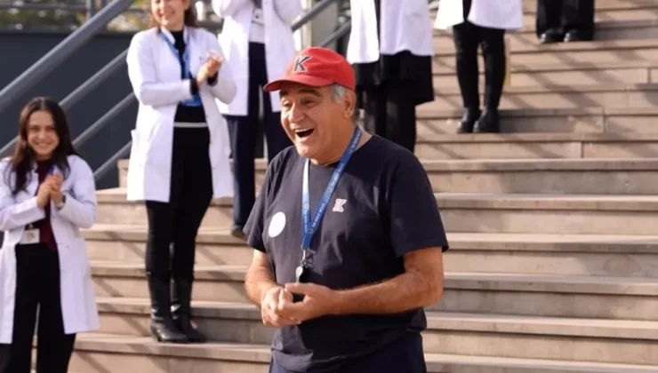 29 Ekim Yürüyüşüyle Gündem Olan Öğretmene Düzce’de Öğretmenler Günü Sürprizi