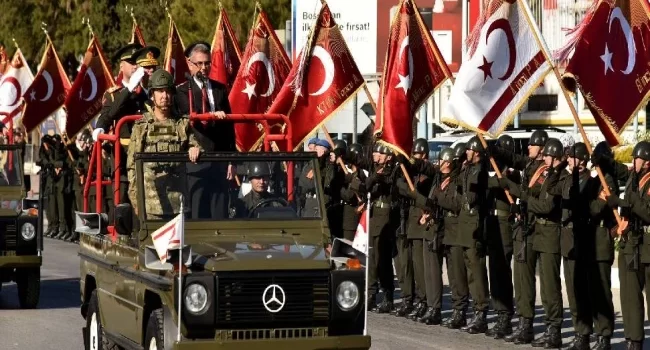 KKTC’nin 42. Kuruluş Yıl Dönümü: Dr. Fazıl Küçük Bulvarı’nda Resmi Geçit Töreni Düzenlendi