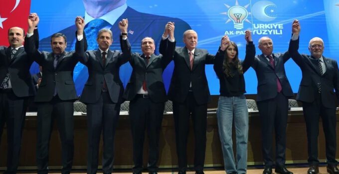 Dört Belediye Başkanı AK Parti’ye Katıldı: Rozetlerini Cumhurbaşkanı Erdoğan Taktı