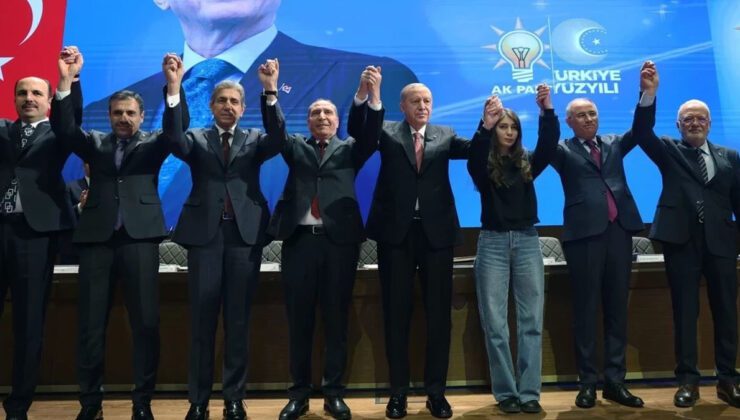 Dört Belediye Başkanı AK Parti’ye Katıldı: Rozetlerini Cumhurbaşkanı Erdoğan Taktı